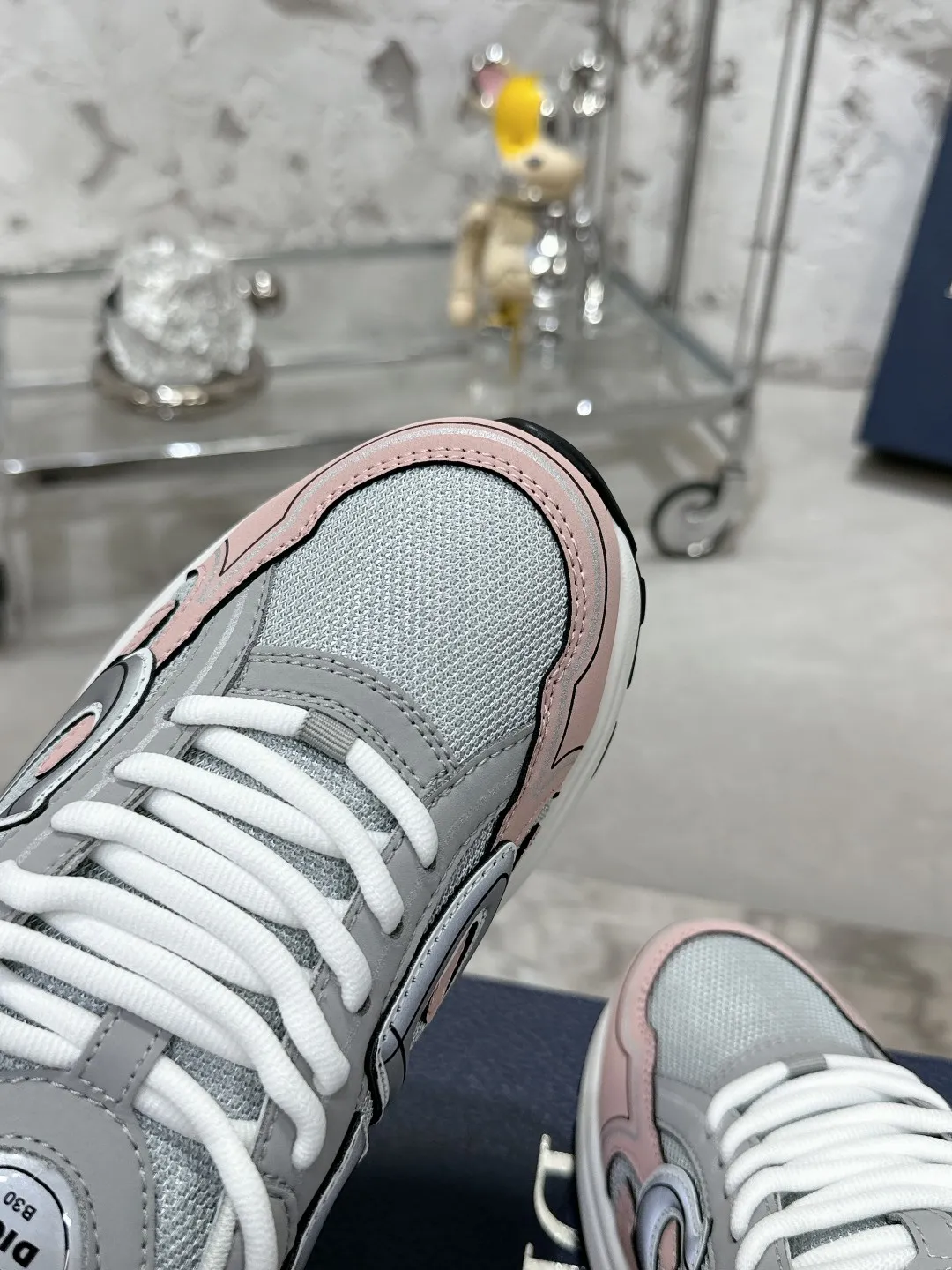 Men's men's shoes 💰600❤️❤️❤️High version Dior Dior's latest color matching B30 series reflective dad sneakers original 17380💰 purchased for development and production Brand new B30 sneakers Dad Shoes style shoes that follow the trend of the retro market The Dior logo on the tongue also indicates that this pair of shoes is the B30 model! B30 uses fine-textured leather and mesh cloth materials to form a shoe body. There are conspicuous letters CD on both sides of the shoe body to indicate identity. Many lines on the shoe body outline details to make the shoes look less monotonous and full of retro flavor. The delivery counter is exquisitely packaged🛍📦 ▪️Fabric: Original customized technical fabric + mesh ▪️Inner lining: Customized breathable lining ▪️Outsole: Original molded IP foam + TPU outsole ▪️Sole thickness: 3.5CM ▪️Size: Women’s size 35-40 / Men’s size 39-46